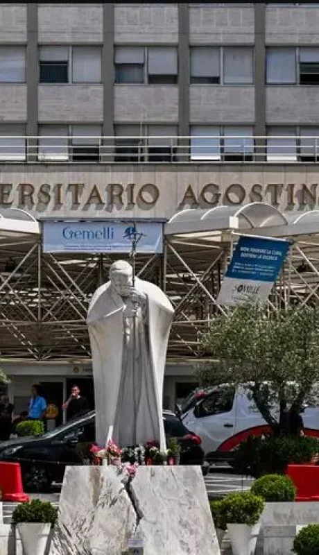 El pronóstico del Santo Padre de la Iglesia Católica se maneja de forma cautelosa, pero ya no es de índole reservado.