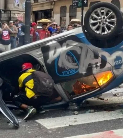 Más de veinte uniformados sufrieron la embestida violenta de grupos de barras enajenados.