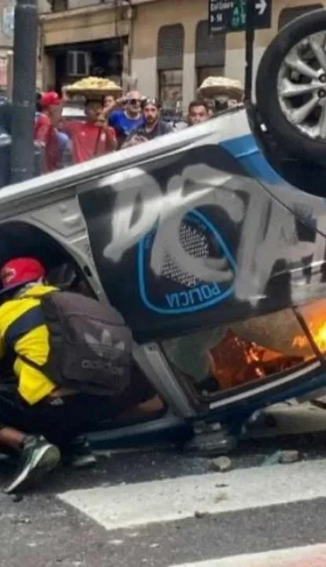 Más de veinte uniformados sufrieron la embestida violenta de grupos de barras enajenados.