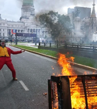Protestas frente al Congreso.