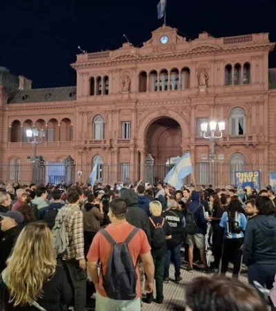 Vecinos se movilizaron de forma espontánea frente a la Casa Rosada.