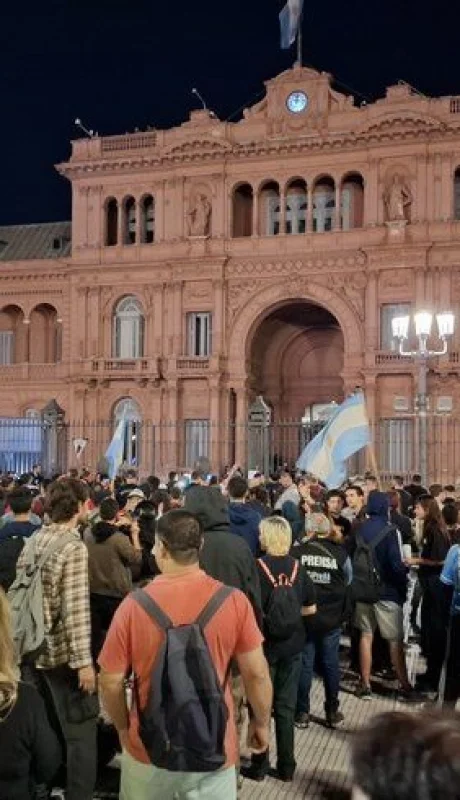 Vecinos se movilizaron de forma espontánea frente a la Casa Rosada.