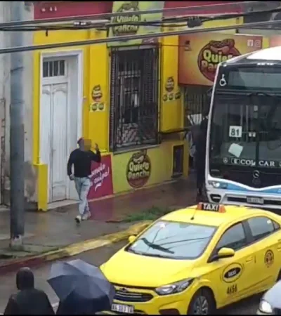 El hecho quedó registrado por las cámaras de seguridad del 911.