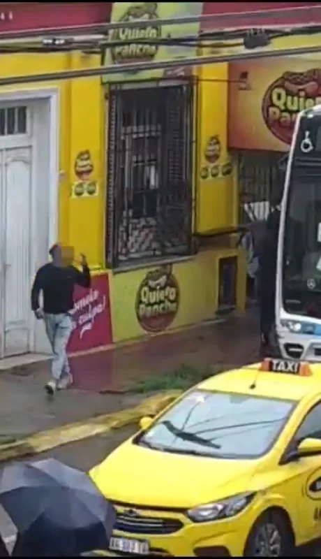 El hecho quedó registrado por las cámaras de seguridad del 911.