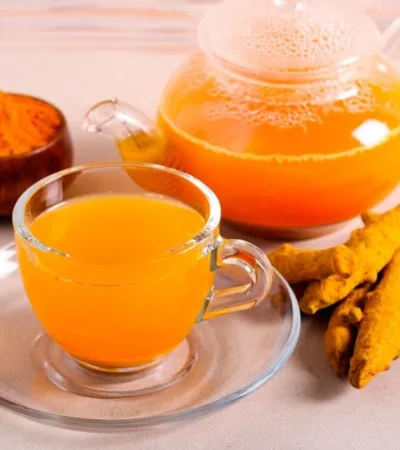 La cúrcuma es una especie ligeramente picante y color amarillo de la misma familia que el jengibre.