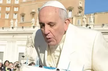 El Papa Francisco apagó las velitas y continúa estable