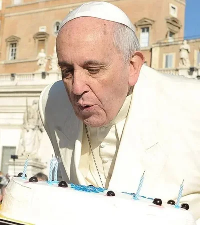 Francisco soplando velas de su cumpleaños 78