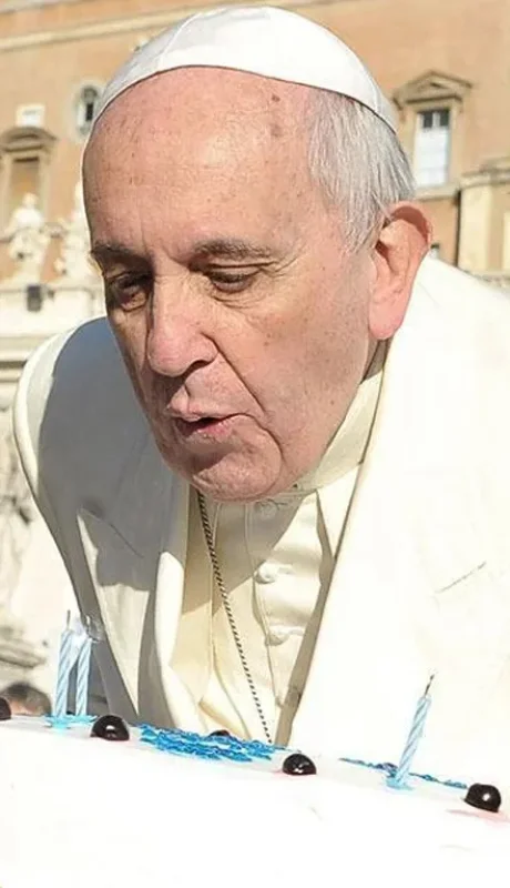 Francisco soplando velas de su cumpleaños 78