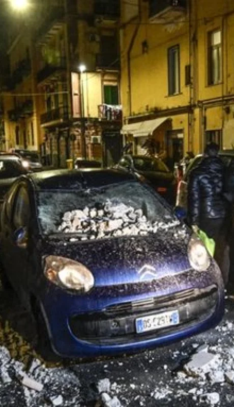 El remezón sorprendió la tranquilidad napolitana y sembró el pánico.