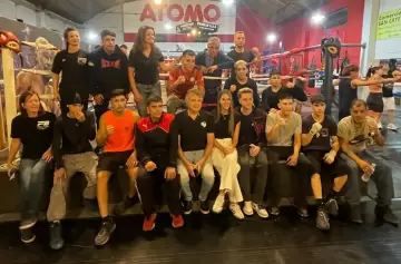 Reina de la Vendimia despide a boxeadores mendocinos rumbo a velada en Buenos Aires