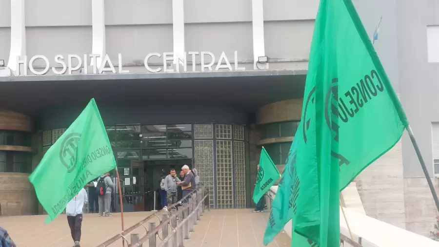 Trabajadores de la salud luchan por sus sueldos.