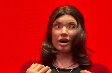 Amira, la perturbadora robot con inteligencia artificial y gestos humanos