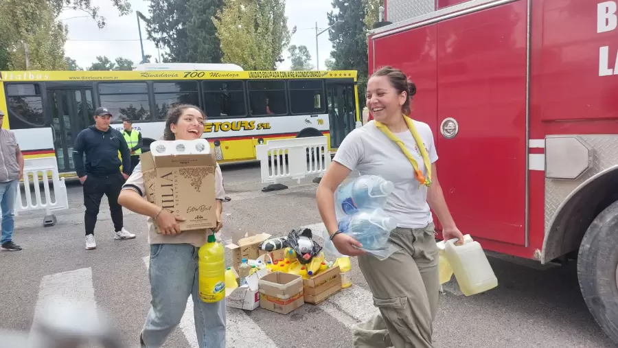 Muchos voluntarios se aprestaron a la solidaria misión.