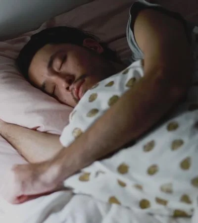 Contar con una rutina de descanso es esencial: acostarse y levantarse a la misma hora.