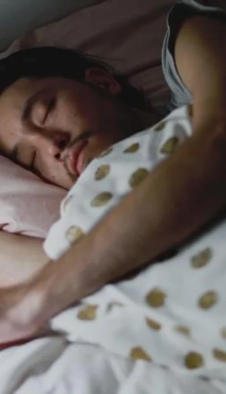 Contar con una rutina de descanso es esencial: acostarse y levantarse a la misma hora.