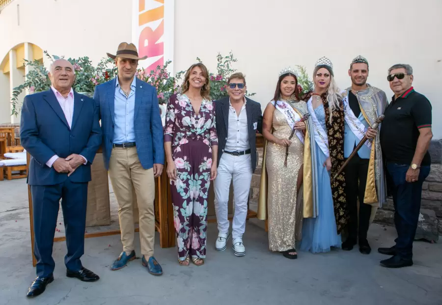 gabriel canci junto con los reyes de la vendimia para todos