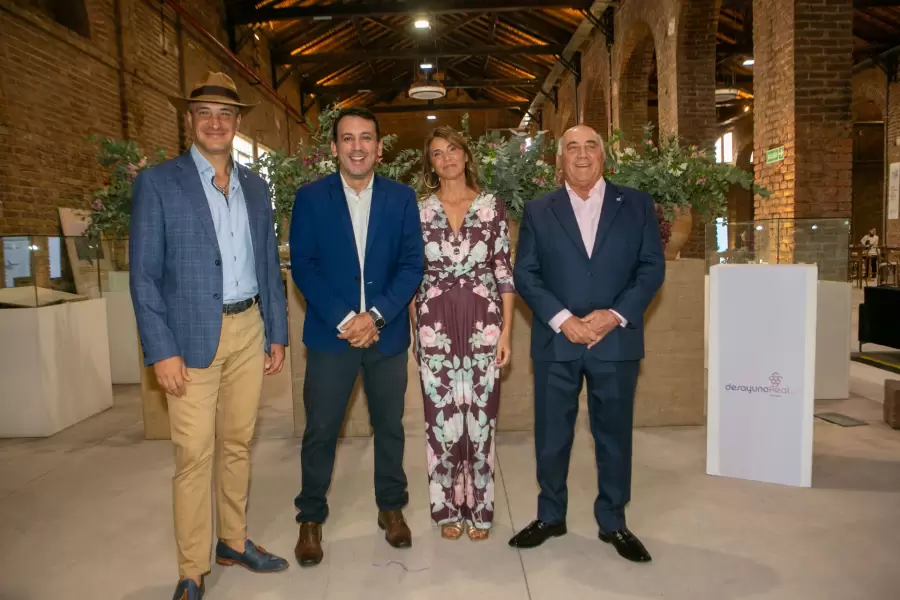 Jorge, Claudia y Emilio junto al titular de la DGE, Tadeo Garcia Zalazar