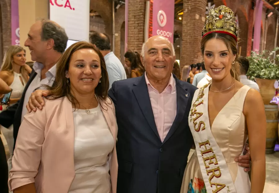Emilio Magnaghi junto a su señora y la actual reina de la vendimia, Alejandrina Funes que representó a Las Heras