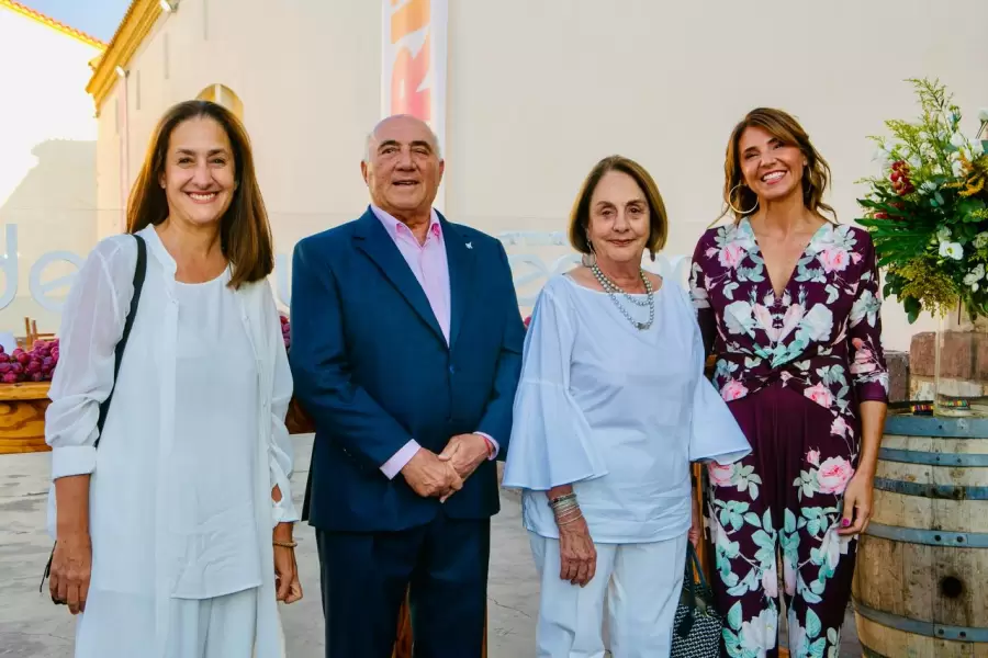 Sofía Pescarmona y su mamá junto con Emilio y Claudia Magnaghi