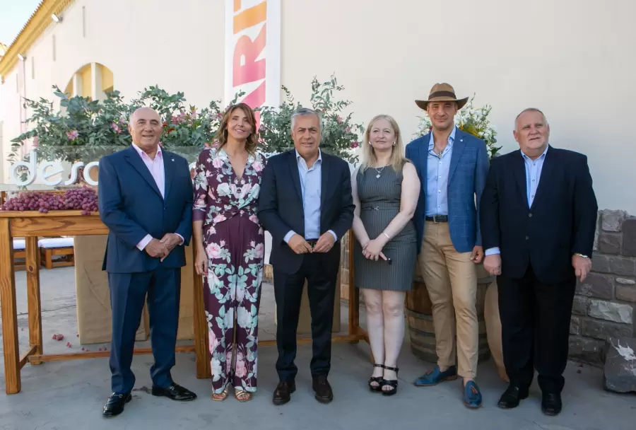 El gobernador y la vicegobernadora de Mendoza, Alfredo Cornejo y Hebe Casado Junto a Emilio, Claudia y Jorge Magnaghi