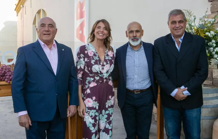 Emilio y Claudia Magnaghi junto a Ariel Palumbo de Edemsa