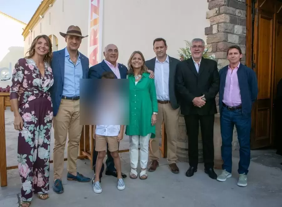 Jorge Magnaghi, Claudia Magnaghi, Emilio Magnaghi junto con María Carmen Tettamanti, secretaria de Energía