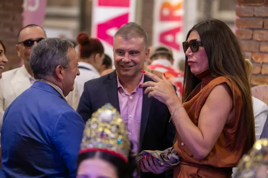 Flor de la Ve junto con los intendentes Celso Jaque y Diego Costarelli