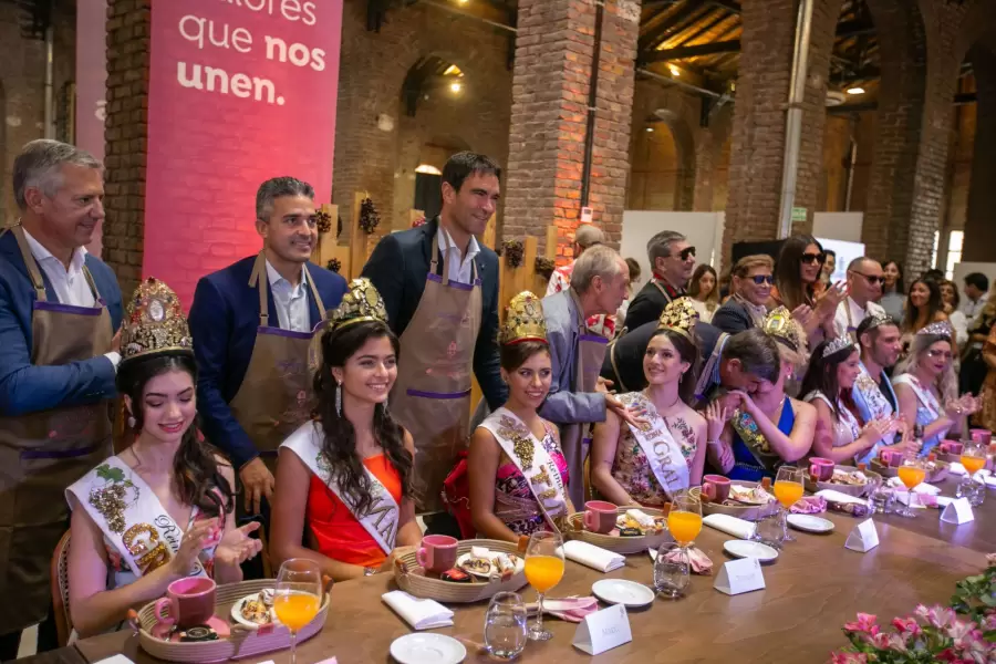 Los intendentes sirviéndole el desayuno a sus reinas