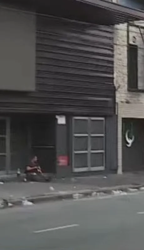 La agente logró frenar un incidente frente a boliche, pero al cruzar la calle para intervenir en otro, fue violentamente embestida.