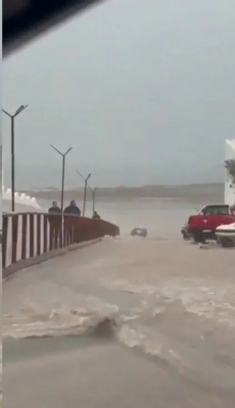 Furia en Las Grutas: la tormenta arrastró un Jeep al mar y generó caos