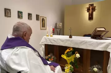 Primera foto del papa Francisco celebrando una misa tras su estado crítico