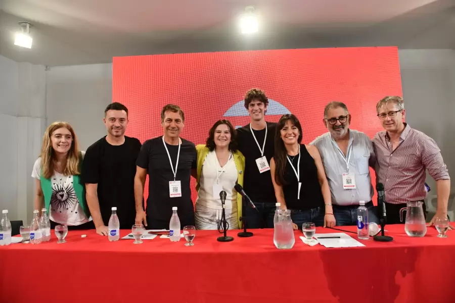 Martín Lousteau junto a las autoridades del Comité Nacional