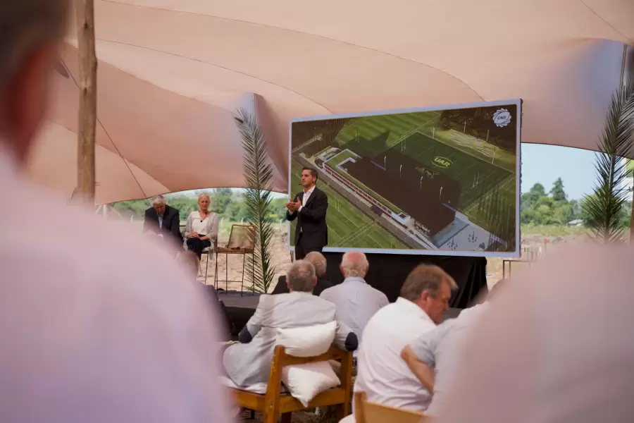 Agustín Pichot explicando el proyecto edilicio