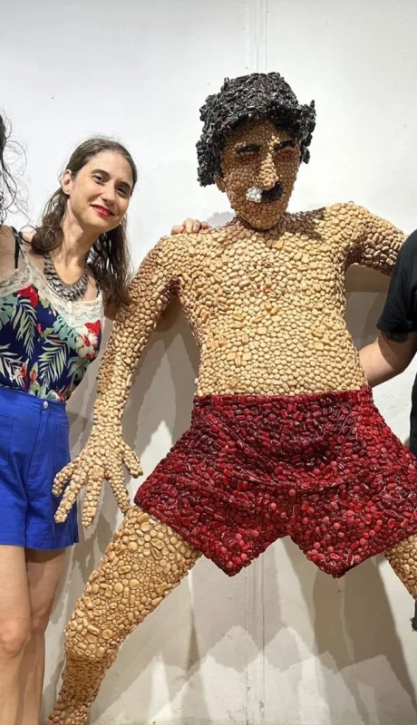 Admiradores de Charly junto a su escultura