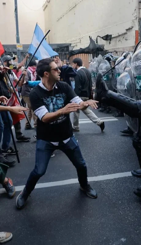 Prohíben el ingreso a estadios a 26 barras detenidos en la marcha de jubilados