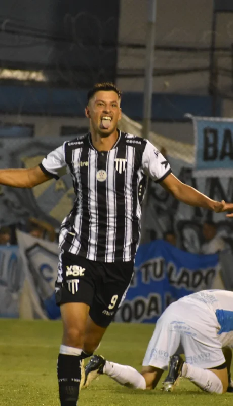 Buena victoria del Lobo en rodeo ajeno.