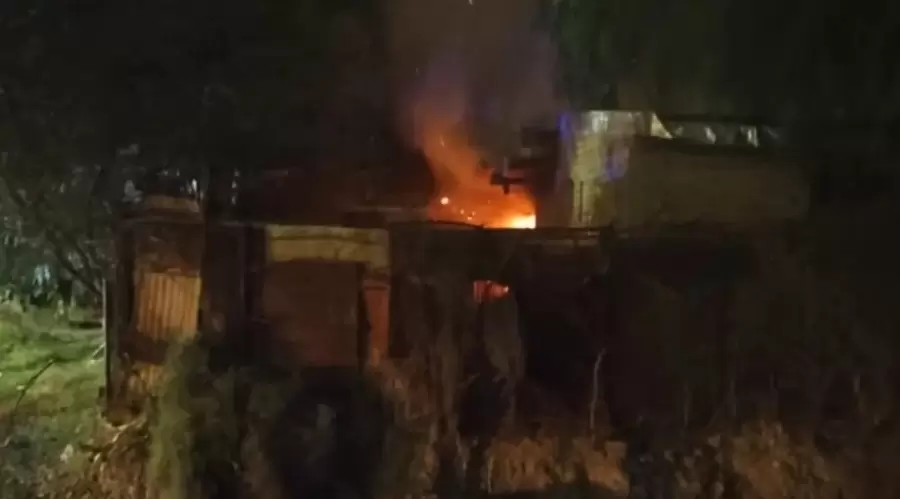 La vivienda en llamas donde se produjo la tragedia