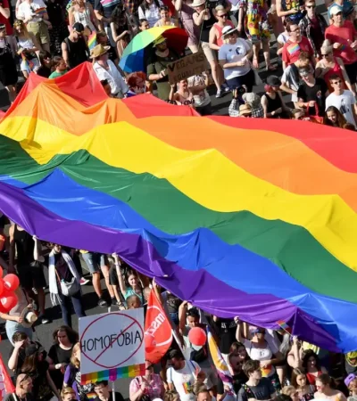Parlamento de Hungría aprueba ley que prohíbe eventos de orgullo gay.