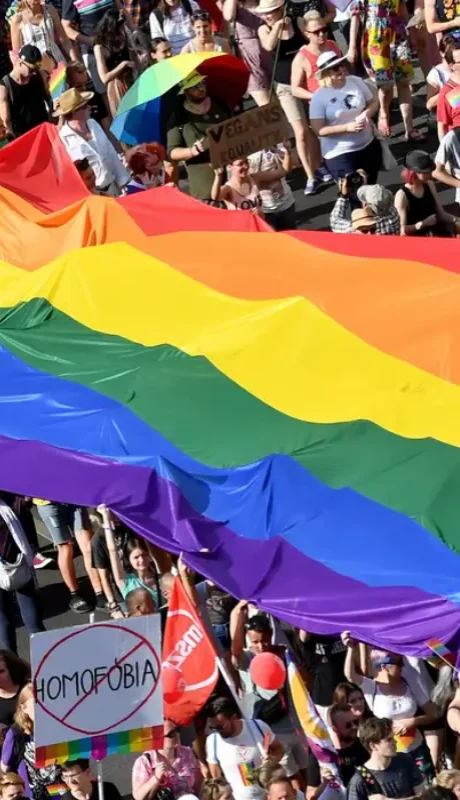 Parlamento de Hungría aprueba ley que prohíbe eventos de orgullo gay.