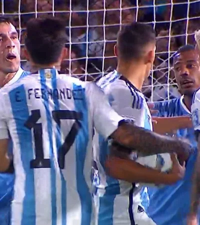 El gesto de Ugarte a De Paul.