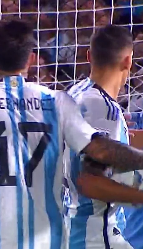 El gesto de Ugarte a De Paul.