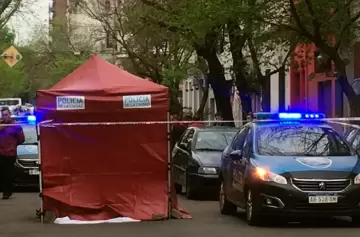 Un video muestra a la mujer que habría arrojado el cuerpo del bebé al contenedor