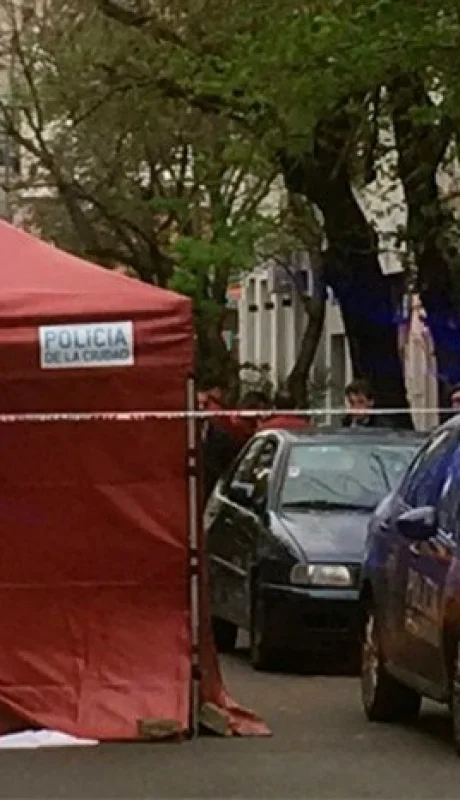 Un video muestra a la mujer que habría arrojado el cuerpo del bebé al contenedor