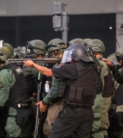 Gendarmería disparando balas de goma