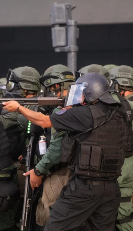 Gendarmería disparando balas de goma