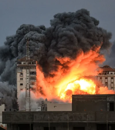 Israel emprendió una fuerte operación de intensos bombardeos sobre el enclave palestino.