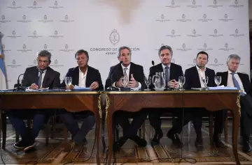 FMI: el oficialismo logra las firmas y avanza con el DNU en un Congreso en llamas