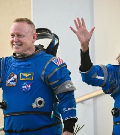 La dupla de astronautas logró retornar a casa gracias a una camuflada misión de rescate.