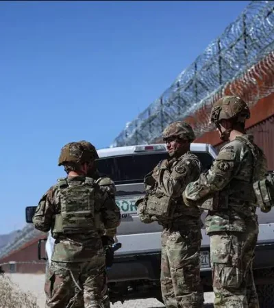 Parate a la controvertida decisión de Trump sobre quienes pueden integrar las fuerzas armadas más grandes del mundo.