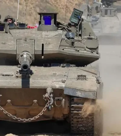 Las fuerzas israelíes se movilizaron rápidamente con unidades blindadas y de infantería.